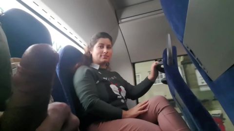 Exhibicionista seduce a milf para chupar y masturbar su polla en el autobús