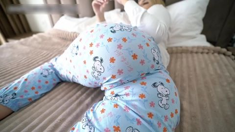 Hijastra seduce a su padrastro viendo porno con la puerta abierta - hijastra ruega por creampie