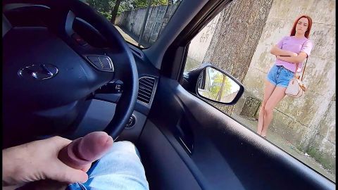 ¡Masturbación manual en el auto público para una chica sexy en la parada del autobús!