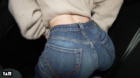 Sexo arriesgado en el coche con una zorra universitaria