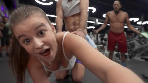 Una jovencita infel folla a escondidas en el gym y su novio la pilló!